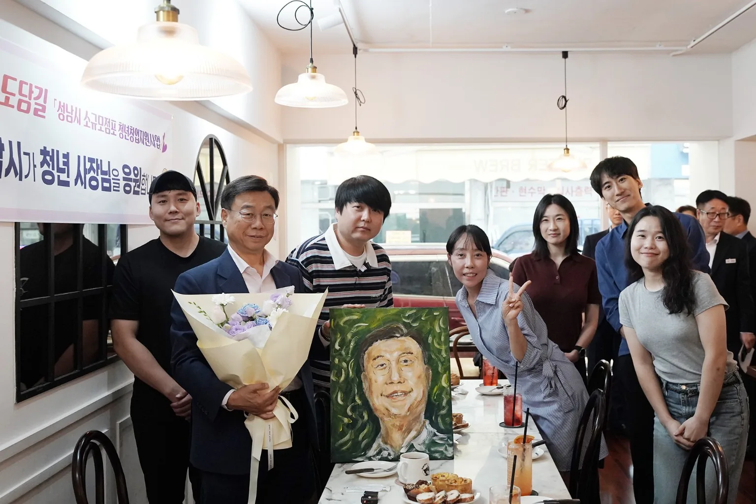 사회 기사 드로잉모먼트, 신상진 성남시장 초상화 전달… 신상진 시장 도담길에서 청년·예술인과 소통 대표이미지