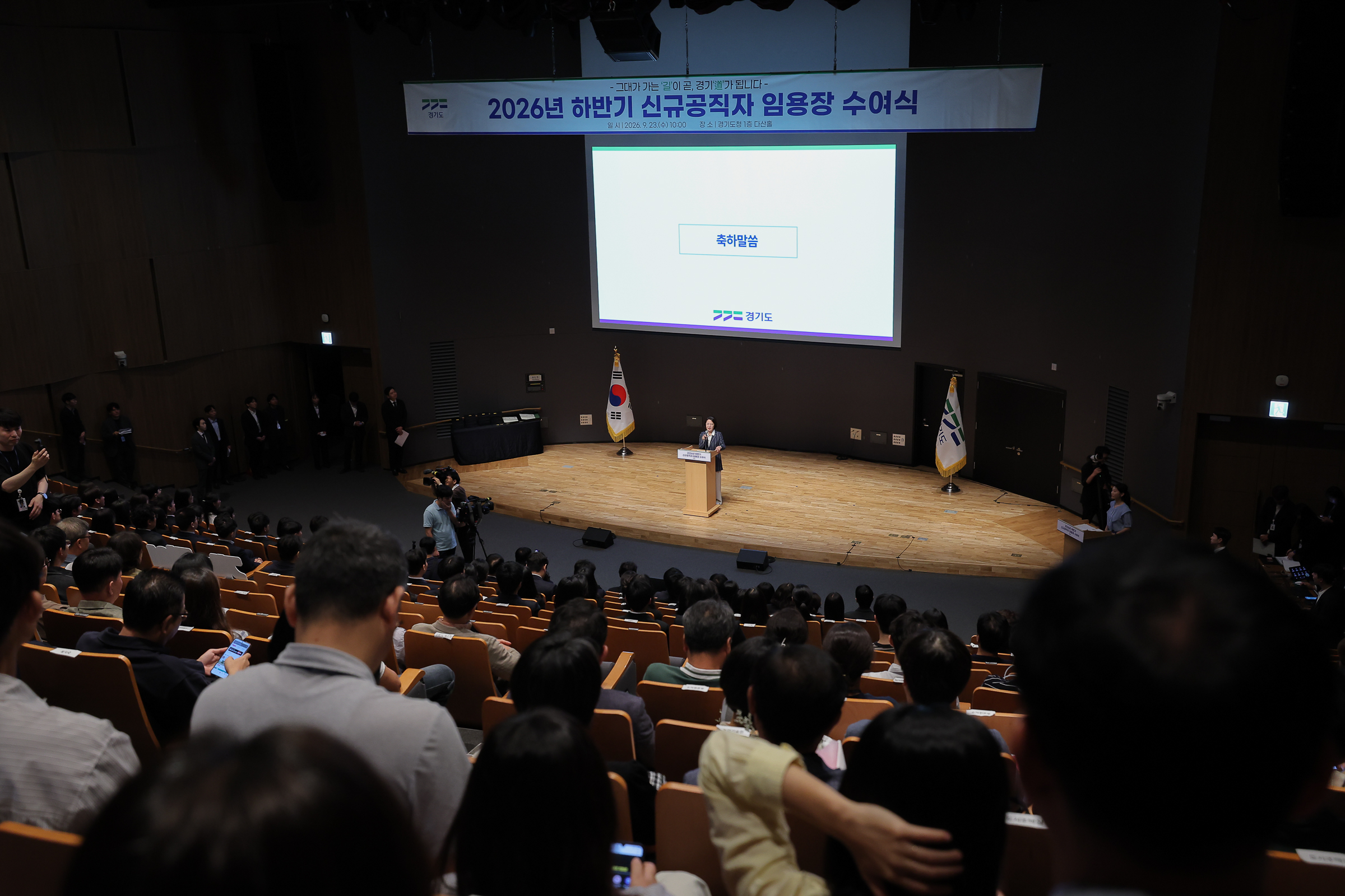 공무원·워킹맘 선배로 신규 공직자 만난 추미애 지사, “처음엔 힘들겠지만 10년쯤 해보면 기량이 생길 것. 칭찬 많이 하라” 등 조언 건네